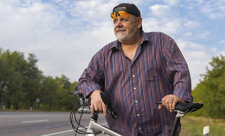 Hombre obeso con bicicleta