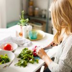 Mujer preparando verduras