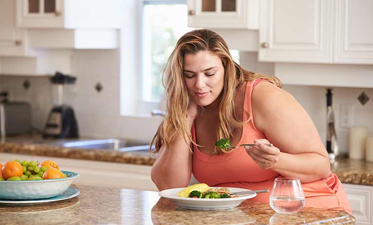 Mujer comiendo verdura